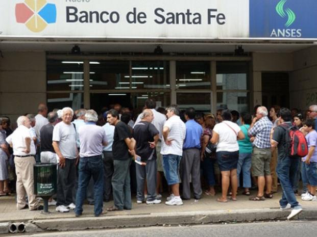 En este momento estás viendo Docentes y estatales exigen el cronograma de pagos y no descartan medidas de fuerza